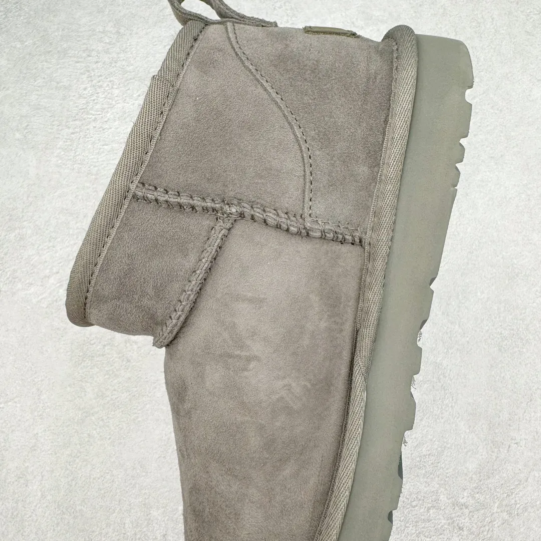 Pick up locally 💰520 UGG 6109 Zhou Dongyu Mini short boots, autumn and winter sheep fur integrated snow boots. All shoes are made from the same factory as ZP. Longfeng A-grade Australian imported sheep fur integrated men's and women's boots. Brand OEM production line. Fully follow the ZP process. OEM original pattern maker. Adhering to the principle of no original shoes and no development selection. Pay attention to every detail. The most authentic version on the market. TREADLITE "light wing" technology outsole. Lightweight/durable/flexible/pile type 35 36 37 38 39 40 41 42 43 44 45 Coding: by2936060